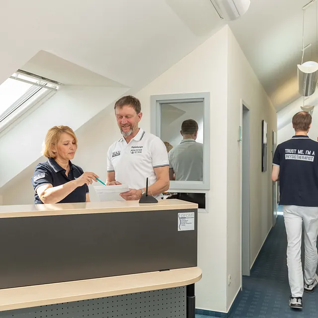 Empfangsbereich der Praxis Martin Thiel für Physiotherapie in Bad Schwartau mit Praxisteam