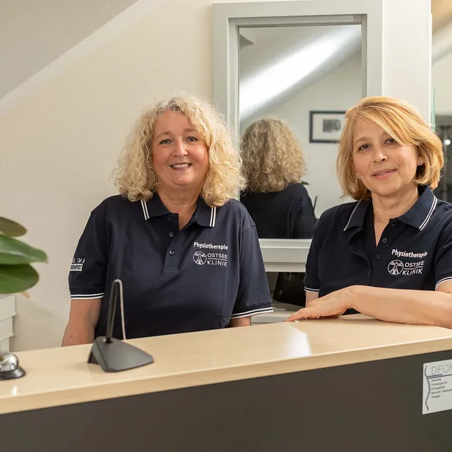 Praxisteam am Empfang der Physiotherapiepraxis Martin Thiel in Bad Schwartau