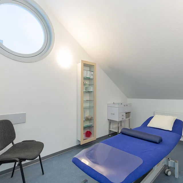 Behandlungsraum mit Therapieliege für physiotherapeutische Anwendungen in Bad Schwartau