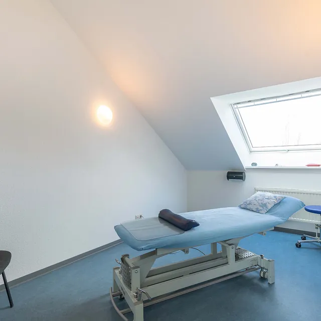 Heller Behandlungsraum mit Therapieliege in der Praxis für Physiotherapie in Bad Schwartau
