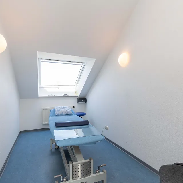 Behandlungszimmer mit Therapieliege in der Praxis Martin Thiel für Physiotherapie und Rehabilitation