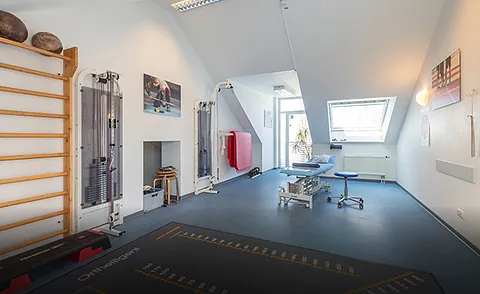 Therapieraum der Praxis Martin Thiel für Rehabilitation und physiotherapeutisches Training in Bad Schwartau