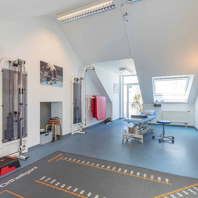 Heller Trainings- und Therapieraum der Praxis Martin Thiel für Physiotherapie und Rehabilitation in Bad Schwartau