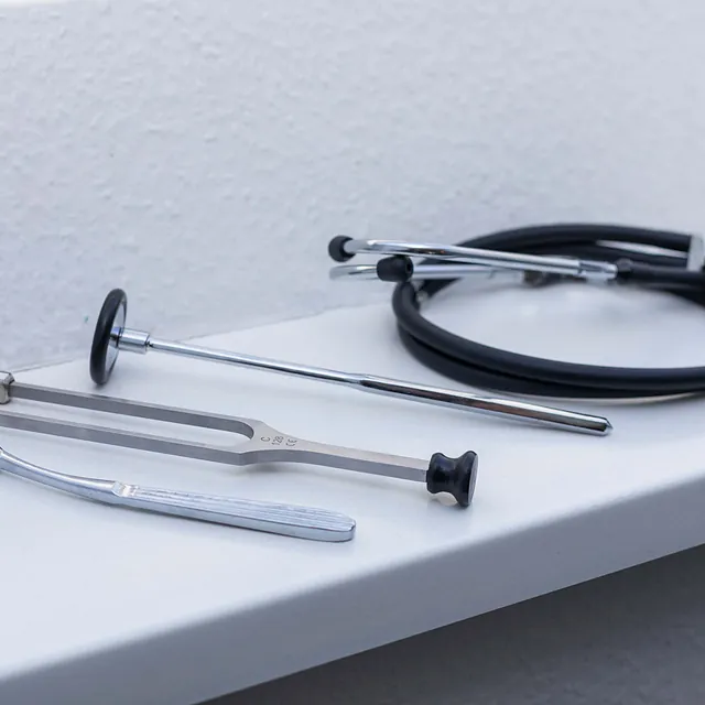 Medizinische Instrumente und Stethoskop in der Physiotherapiepraxis Martin Thiel