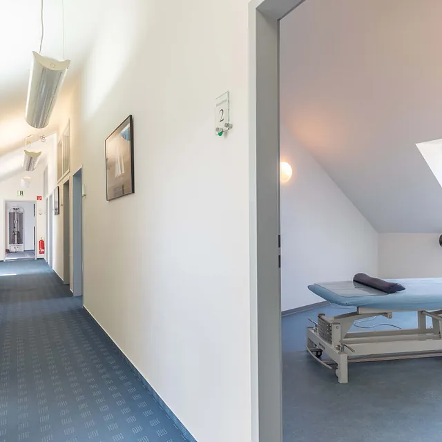 Flur und Behandlungsraum der Physiotherapiepraxis Martin Thiel in Bad Schwartau